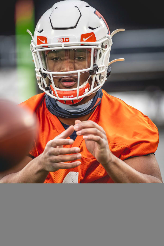 Illinois redshirt freshman quarterback Isaiah Williams taking a snap during the first spring practice on March 23, 2021.